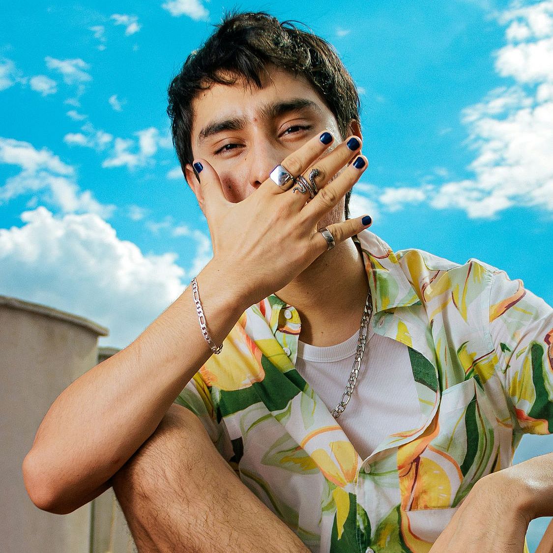 Simile alle tendenze cromatiche del womenswear, anche per l’uomo questa stagione primavera/estate è all’insegna di combinazioni di colori audaci ma armoniose.