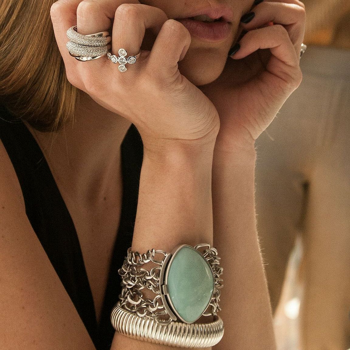 Gli accessori sono il tocco finale di ogni outfit. Questa primavera/estate l’attenzione si concentra su pezzi statement di grandi dimensioni, come anelli, bracciali rigidi ed orecchini.