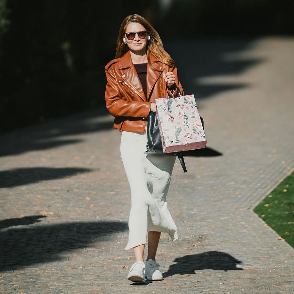 Ogni stagione ha bisogno di un capo spalla di tendenza e per questa stagione la protagonista è la classica giacca in pelle, vista ovunque sulle passerelle primavera/estate.