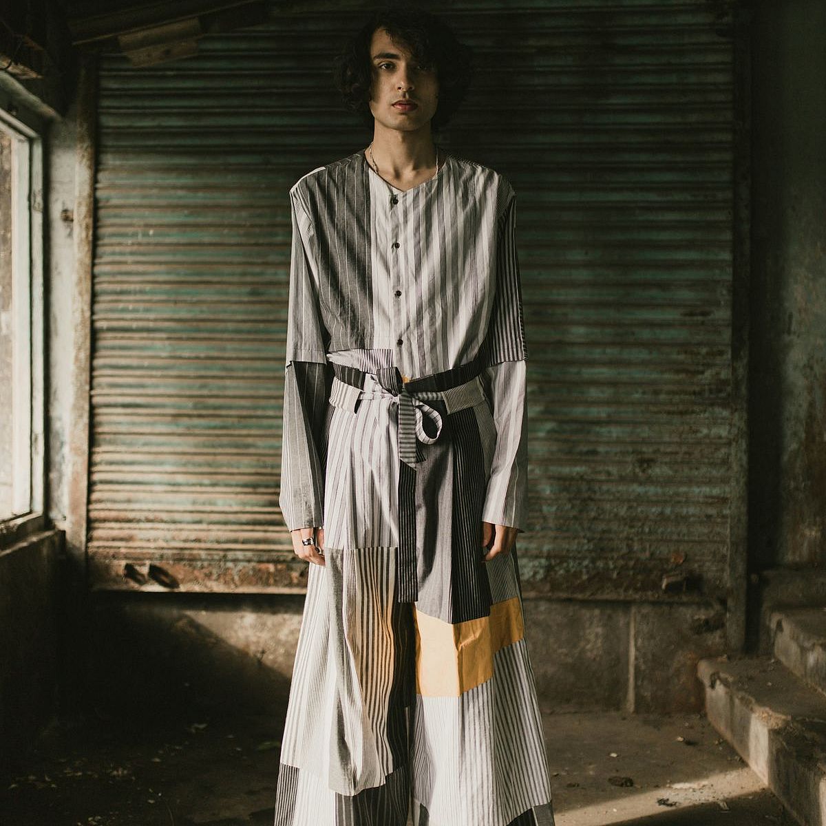 Richiamando le tendenze dei pantaloni delle scorse stagioni, pantaloni ampi e dal taglio fluido saranno protagonisti anche questa primavera/estate.