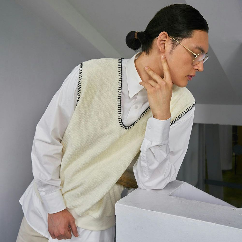 Per la stagione primavera/estate, filati delicati e maglie leggere portano una nuova dimensione di divertimento e creatività al menswear.