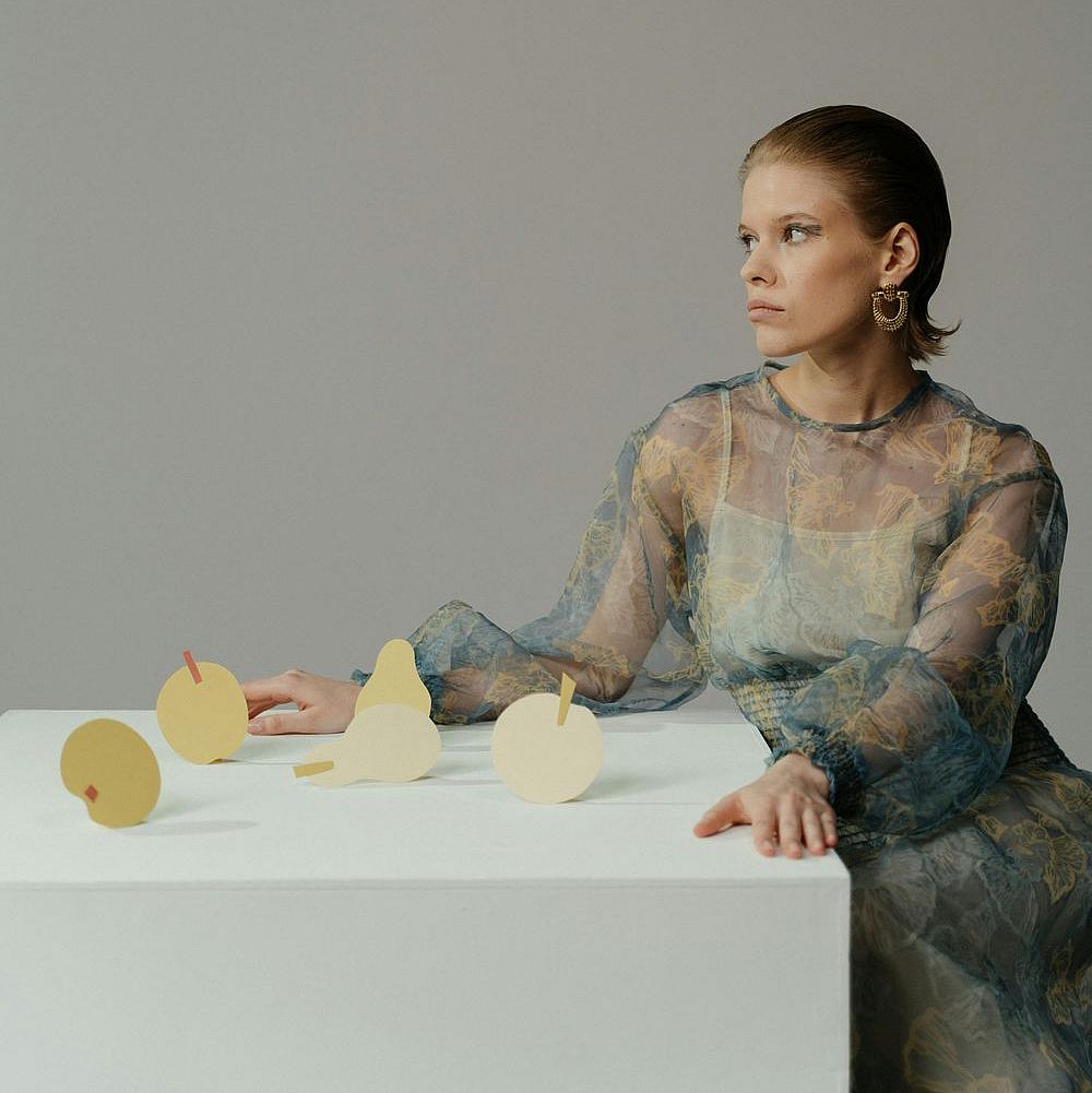 Ispirandosi alla lingerie degli anni ’90, pizzi leggeri e satin trasparenti hanno dominato le passerelle.