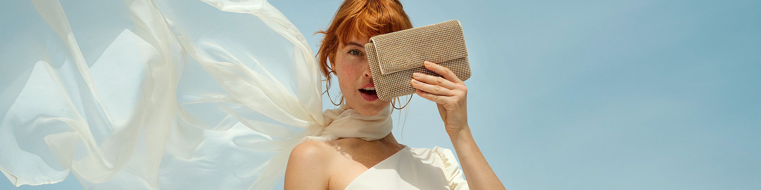 Una donna si copre il viso con una borsa, nascondendone la metà sinistra. L'immagine è utilizzata come immagine di intestazione per la pagina VIP Club e contiene anche i