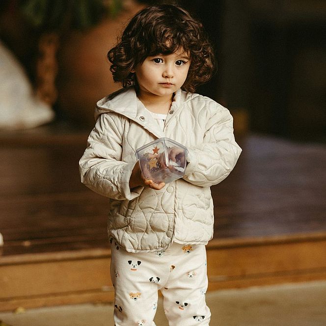 Tagli puliti, colori versatili e design funzionali permettono ai capi di essere indossati da qualsiasi bambino.