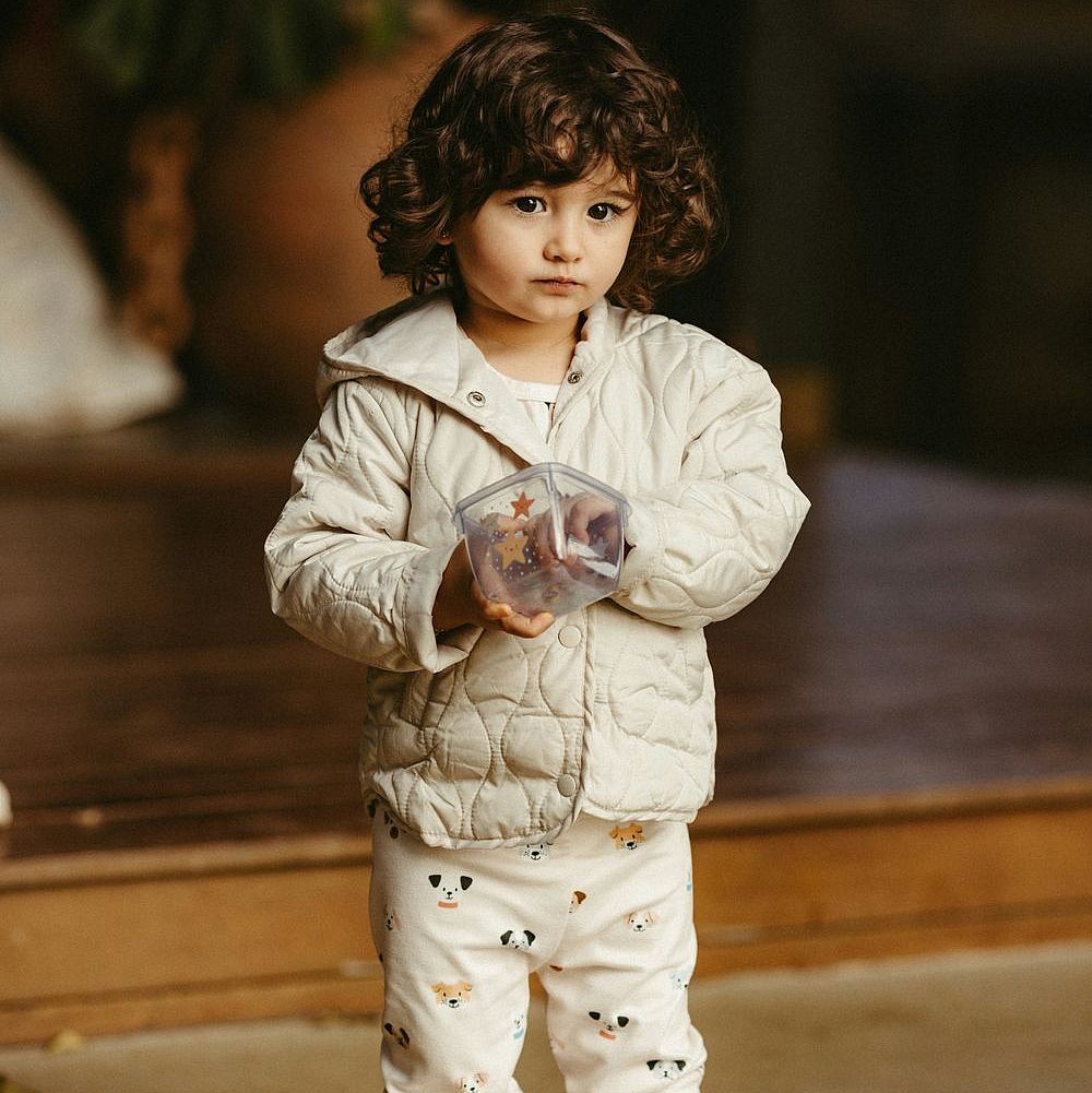 Tagli puliti, colori versatili e design funzionali permettono ai capi di essere indossati da qualsiasi bambino.