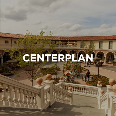 L'immagine mostra una parte del Valdichiana Designer Village. Sopra di essa è posizionato il testo Mappa del centro in tedesco.