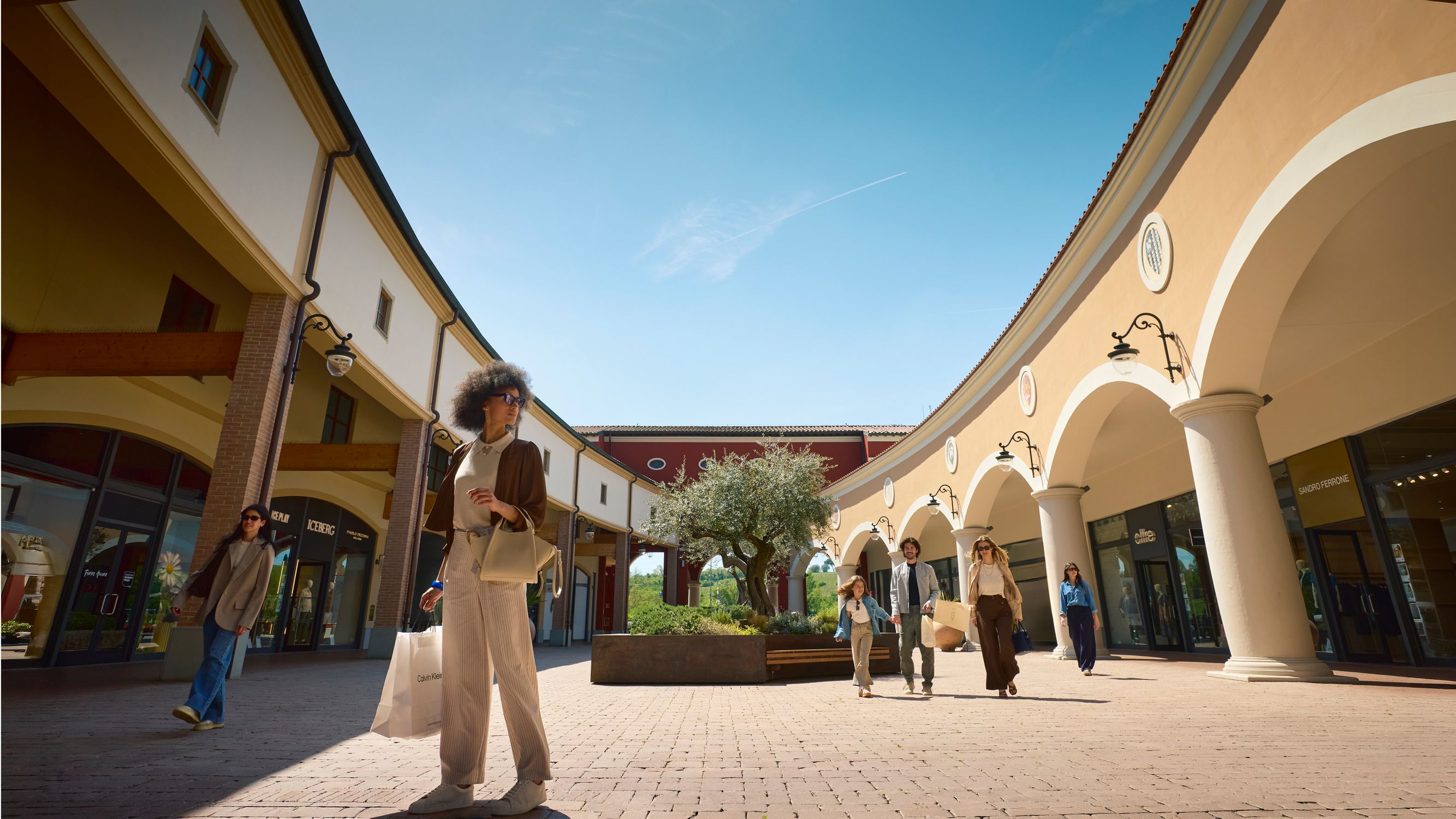 Scopri oltre 130 marchi di moda, arredamento, sport e lifestyle,  con sconti fino al 70% tutto l’anno, a Valdichiana Designer Village.
